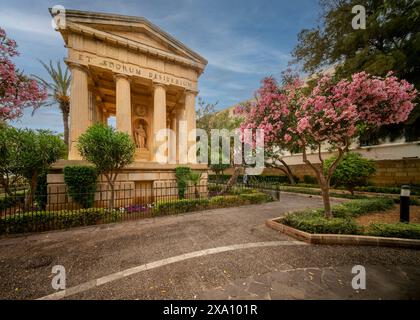 Il giardino pubblico di Barrakka inferiore e il monumento ad Alexander Ball nella città vecchia di la Valletta, capitale di Malta. Foto Stock