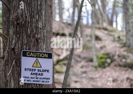 Attenzione pendenza ripida davanti. Un segno su una pista Foto Stock