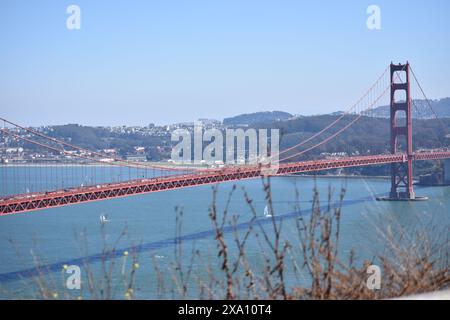 Una vista aerea del Golden Gate Bridge dalla cima della scogliera. Foto Stock