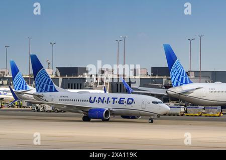 Washington DC, USA - 29 aprile 2024: Boeing 737 (numero di registrazione N13716) operato da United Airlines in rullaggio per il decollo all'aeroporto internazionale di Dulles Foto Stock