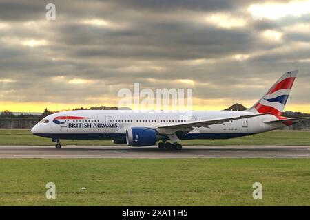 Londra, Inghilterra, Regno Unito - 11 gennaio 2024: Boeing 787 della British Airways (registrazione G-ZBJH) sulla pista per il decollo all'aeroporto di Londra Heathrow Foto Stock