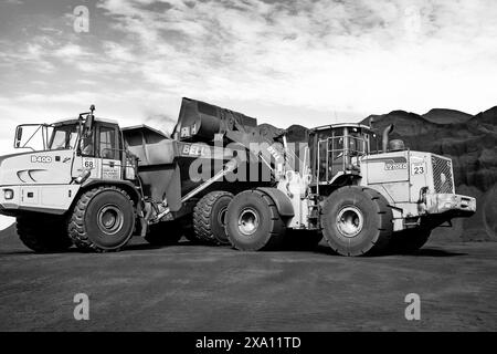 Una scala di grigi di un dumper pesante nelle miniere Foto Stock