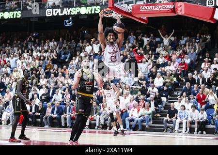 Anversa, Belgio. 3 giugno 2024. La Justice Sueing di Anversa segna una schiacciata durante una partita di basket tra Anversa Giants e BC Oostende, lunedì 03 giugno 2024 ad Anversa, partita 4 (migliore di 5) delle finali belghe del campionato di basket di prima divisione "BNXT League". BELGA PHOTO TOM GOYVAERTS credito: Belga News Agency/Alamy Live News Foto Stock