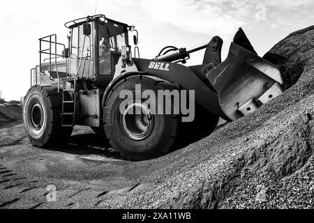 Una scala di grigi di un dumper pesante nelle miniere Foto Stock