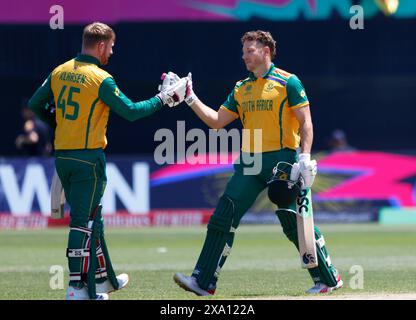 Eisenhower Park, Stati Uniti. 3 giugno 2024. Heinrich Klaasen e David Miller del Sudafrica festeggiano dopo la partita ICC T20 Men's T20 Cricket World Cup West Indies & USA 2024 tra Sri Lanka e Sudafrica al Nassau County International Cricket Stadium il 3 giugno 2024 a New York. I vincitori della Coppa del mondo T20 2024 dell'ICC maschile riceveranno il più alto importo nella storia del torneo. Foto di John Angelillo/UPI credito: UPI/Alamy Live News Foto Stock