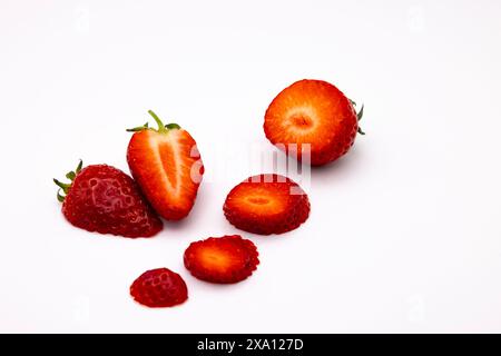 Fragole fresche impilate su un tavolo Foto Stock
