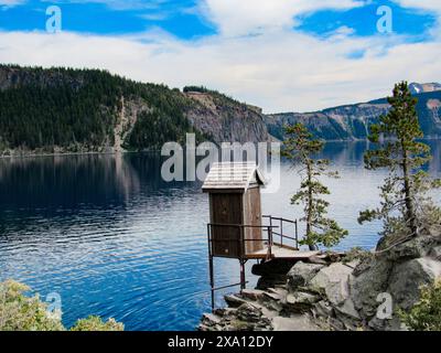 Un piccolo capannone a Crater Lake in Oregon Foto Stock