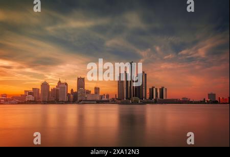 Skyline all'alba sul lago Michigan in foto a lunga esposizione Foto Stock