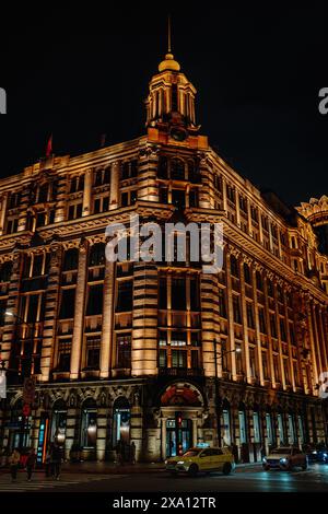 Gli edifici lungo il Bund di Shanghai sono illuminati con luci dorate di notte. Foto Stock