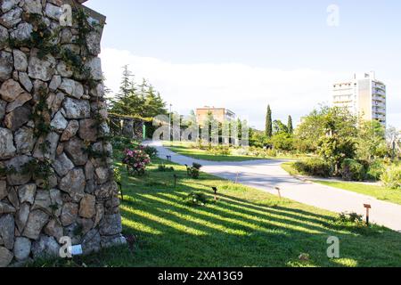 Bellissimo El Parque de Servantes con giardini di rose, Park Servantes a Barcellona, Spagna Foto Stock