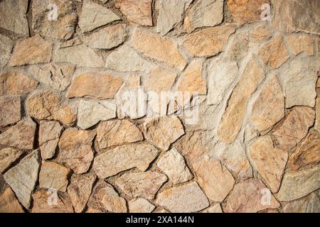 Foto ravvicinata di un muro testurizzato a motivi geometrici sulla facciata di un edificio storico a El Papiol, Spagna Foto Stock