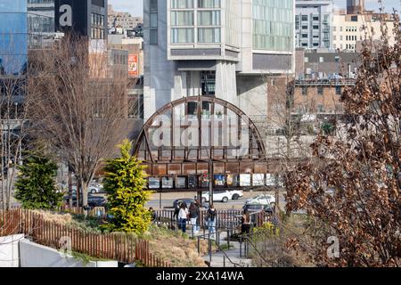 Un ponte ferroviario che attraversa la strada della città con auto sotto Foto Stock