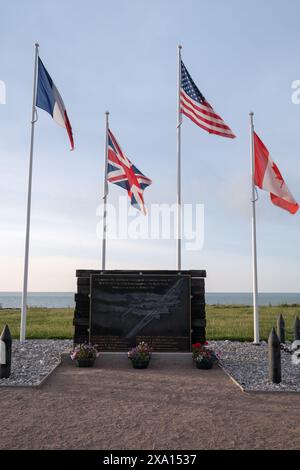 Le bandiere degli alleati sorvolano la normandia in onore dei caduti durante la seconda guerra mondiale. Foto Stock