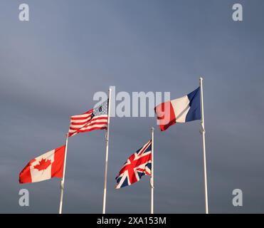 Bandiere sulla Normandia all'avvicinarsi dell'anniversario del D-Day Foto Stock