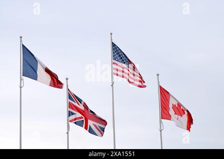 Le bandiere sorvolano la Normandia in onore dei caduti durante la seconda guerra mondiale. Foto Stock