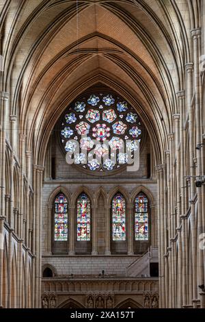 Truro.cornwall.Regno Unito. 8 aprile 2024. Veduta del rosone occidentale all'interno della cattedrale di Truro in Cornovaglia Foto Stock