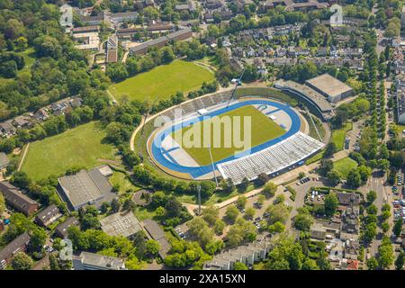 Vista aerea, Sportpark Nord, stadio Bonner SC con pista da corsa blu, pista in plastica tartan e campo da calcio verde, stand per spettatori, piscina o Foto Stock