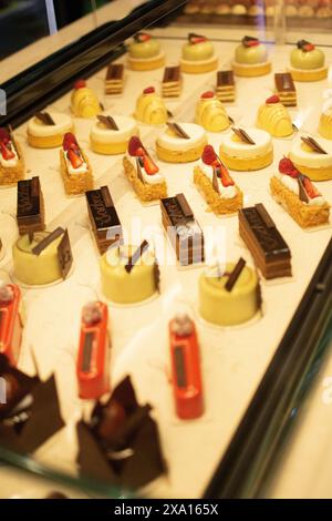 Un primo piano di vari dolci e dolci esposti sugli scaffali di una panetteria Foto Stock