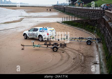 New Brighton Wallasey Regno Unito 1 marzo 2024. Veicolo a quattro ruote motrici parcheggiato sulla spiaggia con rimorchi per barche vuote. Foto Stock