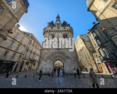 Vista dall'angolo basso di porte Cailhau, un punto di riferimento storico a Bordeaux, Francia Foto Stock