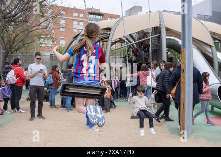 I bambini con i genitori al Colonia Castells Park. Barcellona, Spagna Foto Stock