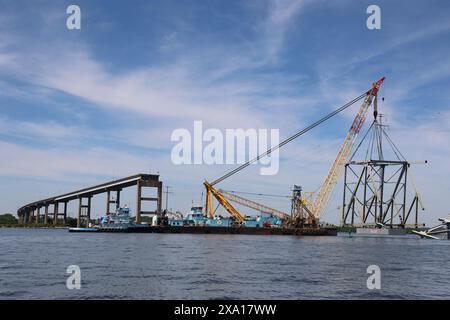 Dundalk, Stati Uniti d'America. 1 giugno 2024. La massiccia chiatta di salvataggio Chesapeake 1000 si prepara a ripulire il relitto rimanente del Francis Scott Key Bridge crollato sul fiume Patapsco, il 1° giugno 2024, vicino a Dundalk, Maryland. Il canale federale di Fort McHenry è stato riaperto alle navi commerciali, mentre i lavori continuano a rimuovere le sezioni finali della capriata del ponte da oltre 500 tonnellate. Crediti: Bobby Petty/U. S Army Corps of Engineers/Alamy Live News Foto Stock