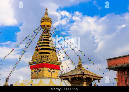 Stupa con occhi di Buddha in Nepal. Edificio religioso della pagoda buddhista nelle alte montagne dell'Himalaya e capitale di Kathmandu. Luogo sacro buddista Foto Stock