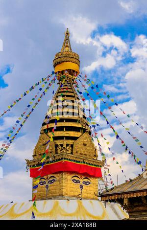 Stupa con occhi di Buddha in Nepal. Edificio religioso della pagoda buddhista nelle alte montagne dell'Himalaya e capitale di Kathmandu. Luogo sacro buddista Foto Stock