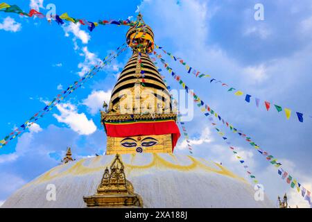 Stupa con occhi di Buddha in Nepal. Edificio religioso della pagoda buddhista nelle alte montagne dell'Himalaya e capitale di Kathmandu. Luogo sacro buddista Foto Stock