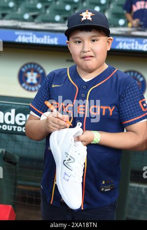 JeremeyÕs Kids che decorano le scarpe per l'interbase degli Houston Astros Jeremy PE–a (3) durante la partita di baseball della MLB tra i Minnesota Twins e gli Houston Foto Stock