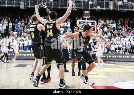 Anversa, Belgio. 3 giugno 2024. Sam Van Rossom di Oostende festeggia dopo aver vinto una partita di basket tra Anversa Giants e BC Oostende, lunedì 03 giugno 2024 ad Anversa, partita 4 (migliore di 5) delle finali belghe del campionato di basket di prima divisione "BNXT League". BELGA PHOTO TOM GOYVAERTS credito: Belga News Agency/Alamy Live News Foto Stock