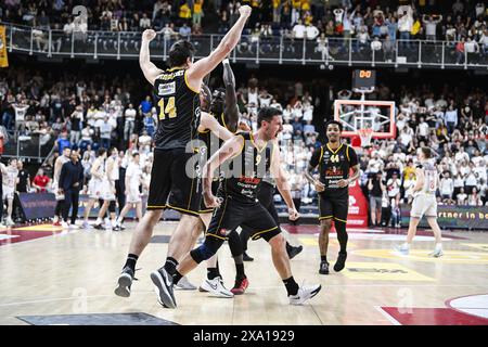 Anversa, Belgio. 3 giugno 2024. Sam Van Rossom di Oostende festeggia dopo aver vinto una partita di basket tra Anversa Giants e BC Oostende, lunedì 03 giugno 2024 ad Anversa, partita 4 (migliore di 5) delle finali belghe del campionato di basket di prima divisione "BNXT League". BELGA PHOTO TOM GOYVAERTS credito: Belga News Agency/Alamy Live News Foto Stock