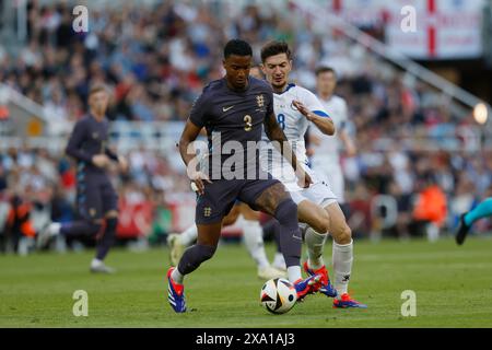 St. James' Park, Newcastle lunedì 3 giugno 2024. L'inglese Ezri Konsa in azione con Armin Gigovic della Bosnia ed Erzegovina durante l'amichevole internazionale tra Inghilterra e Bosnia ed Erzegovina al St. James' Park di Newcastle lunedì 3 giugno 2024. (Foto: Mark Fletcher | mi News) crediti: MI News & Sport /Alamy Live News Foto Stock