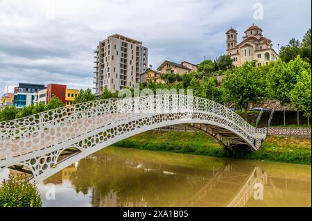 Una vista lungo un ponte pedonale sul fiume Drin a Lezhe, in Albania in estate Foto Stock