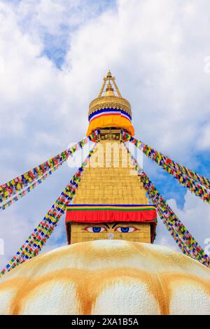 Stupa con occhi di Buddha in Nepal. Edificio religioso della pagoda buddhista nelle alte montagne dell'Himalaya e capitale di Kathmandu. Luogo sacro buddista Foto Stock