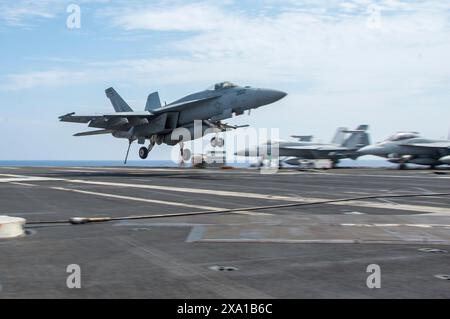 USS Ronald Reagan, Giappone. 2 giugno 2024. Un caccia F/A-18E Super Hornet della Marina degli Stati Uniti, attaccato allo Eagles of Strike Fighter Squadron 115, arriva per un atterraggio arrestato sul ponte di volo della super portaerei a propulsione nucleare della classe Nimitz, la USS Ronald Reagan durante le operazioni di volo, il 2 giugno 2024, sul Mar delle Filippine. Crediti: MC3 Eric Stanton/US Navy Photo/Alamy Live News Foto Stock