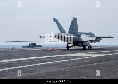 USS Ronald Reagan, Giappone. 2 giugno 2024. Un caccia F/A-18E Super Hornet della Marina degli Stati Uniti, attaccato allo Eagles of Strike Fighter Squadron 115, arriva per un atterraggio arrestato sul ponte di volo della super portaerei a propulsione nucleare della classe Nimitz, la USS Ronald Reagan durante le operazioni di volo, il 2 giugno 2024, sul Mar delle Filippine. Crediti: MC3 Eric Stanton/US Navy Photo/Alamy Live News Foto Stock