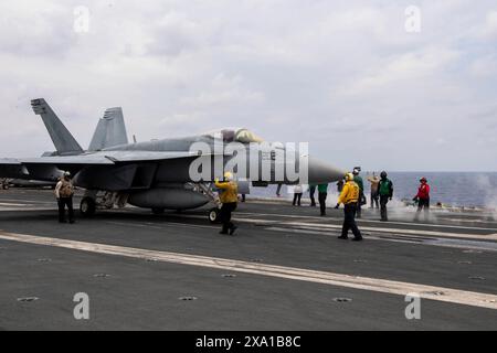 USS Ronald Reagan, Giappone. 3 giugno 2024. Un F/A-18E Super Hornet della Marina degli Stati Uniti, attaccato al Royal Maces of Strike Fighter Squadron 27, è pronto per il lancio mentre il personale di coperta completa i controlli sul ponte di volo della super portaerei nucleare della classe Nimitz, la USS Ronald Reagan durante le operazioni di volo, il 3 giugno 2024, sul Mar delle Filippine. Crediti: MC3 Kazia Ream/US Navy Photo/Alamy Live News Foto Stock