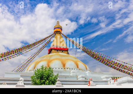 Stupa con occhi di Buddha in Nepal. Edificio religioso della pagoda buddhista nelle alte montagne dell'Himalaya e capitale di Kathmandu. Luogo sacro buddista Foto Stock