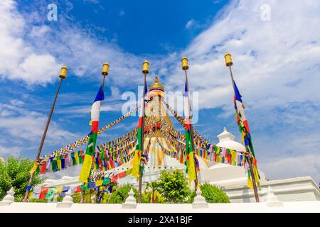 Stupa con occhi di Buddha in Nepal. Edificio religioso della pagoda buddhista nelle alte montagne dell'Himalaya e capitale di Kathmandu. Luogo sacro buddista Foto Stock