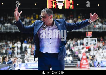 Anversa, Belgio. 3 giugno 2024. Il capo-allenatore di Oostende Dario Gjergja reagisce durante una partita di basket tra Anversa Giants e BC Oostende, lunedì 03 giugno 2024 ad Anversa, partita 4 (migliore di 5) delle finali belghe del campionato di basket di prima divisione "BNXT League". BELGA PHOTO TOM GOYVAERTS credito: Belga News Agency/Alamy Live News Foto Stock