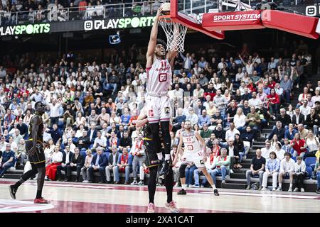 Anversa, Belgio. 3 giugno 2024. La Justice Sueing di Anversa segna una schiacciata durante una partita di basket tra Anversa Giants e BC Oostende, lunedì 03 giugno 2024 ad Anversa, partita 4 (migliore di 5) delle finali belghe del campionato di basket di prima divisione "BNXT League". BELGA PHOTO TOM GOYVAERTS credito: Belga News Agency/Alamy Live News Foto Stock