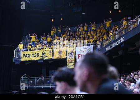 Anversa, Belgio. 3 giugno 2024. I tifosi di Oostende festeggiano durante una partita di basket tra Anversa Giants e BC Oostende, lunedì 03 giugno 2024 ad Anversa, partita 4 (migliore di 5) delle finali belghe del campionato di basket di prima divisione "BNXT League". BELGA PHOTO TOM GOYVAERTS credito: Belga News Agency/Alamy Live News Foto Stock