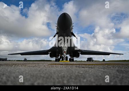 Yigo, Stati Uniti. 31 maggio 2024. Un bombardiere strategico supersonico stealth B-1B Lancer della U.S. Air Force, assegnato al 37th Expeditionary Bomb Squadron, sulla rampa di accesso alla Andersen Air Force base, il 31 maggio 2024, a Yigo, Guam. Credito: SSgt. Jake Jacobsen/Stati Uniti Air Force Photo/Alamy Live News Foto Stock