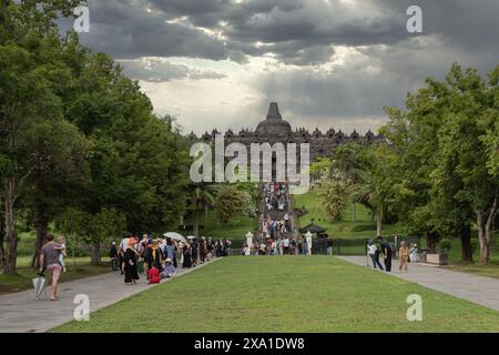 L'iconico tempio buddista Borobudur in Indonesia Foto Stock