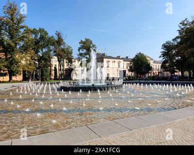 Le fontane spruzzano acqua con alberi nel centro di Lublino, Polonia Foto Stock