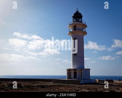L'iconico faro di Cap de Barbaria a Formentera, Spagna Foto Stock