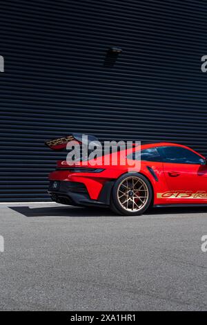 Una splendida Porsche GT3 RS 992 rossa con cerchi Aurum Gold Foto Stock