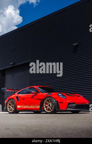 Una splendida Porsche GT3 RS 992 rossa con cerchi Aurum Gold Foto Stock