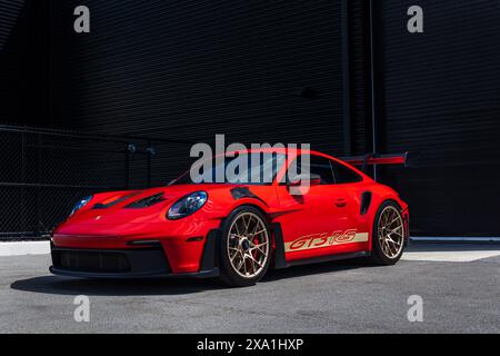 Una splendida Porsche GT3 RS 992 rossa con cerchi Aurum Gold Foto Stock